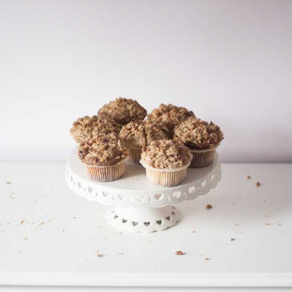 BAKING :: White chocolate & cranberry muffins with nut crumble