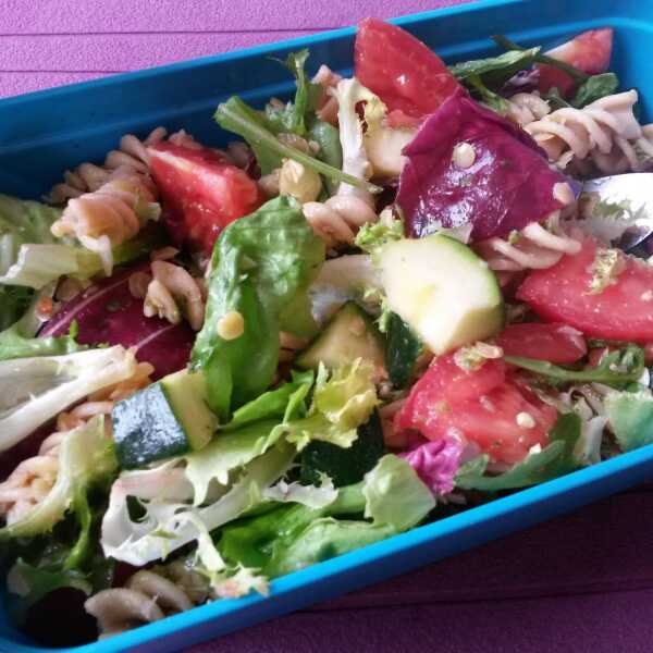 Lunchbox - Makaronowa sałatka z soczewicą i świeżymi warzywami