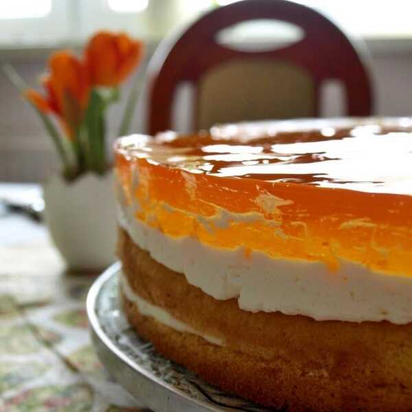 Tort z brzoskwiniami i galaretką - idealny na wiosnę!
