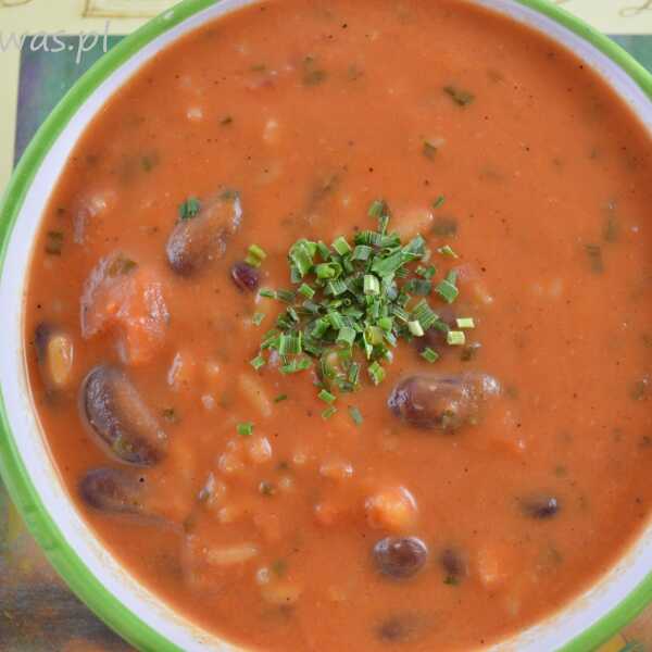 Ekspresowa zupa pomidorowa z ryżem, fasolą i szczypiorkiem