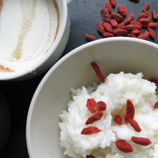 Kokosowy ryż na śniadanie, z jogurtem cynamonowym i jagodami goji.