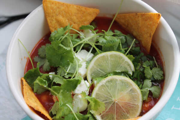 Meksykańska zupa pomidorowa z fetą i nachos