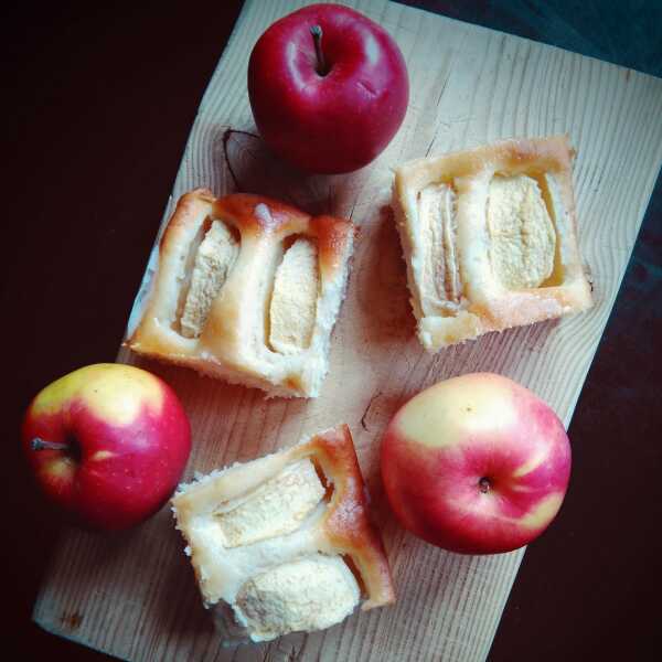 Śmietankowo-cytrynowe ciasto z jabłkami