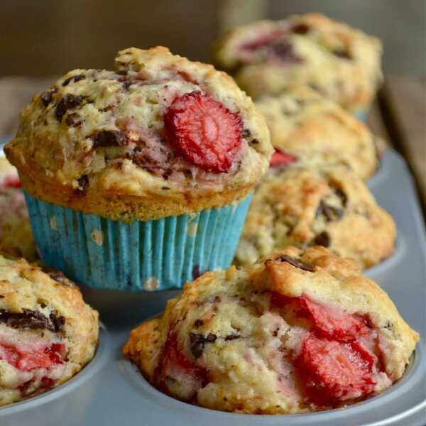 Muffinki z kokosem, truskawkami i czekolada.