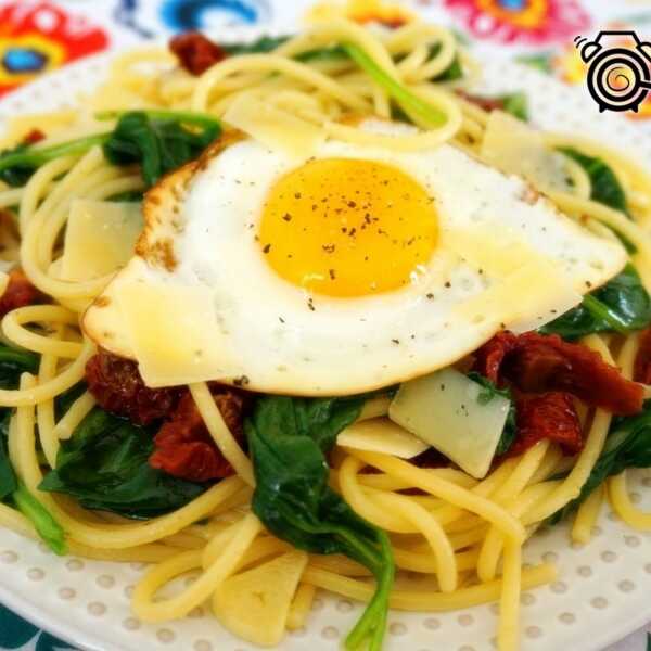 Śniadaniowe spaghetti z suszonymi pomidorami, szpinakiem i jajkiem sadzonym