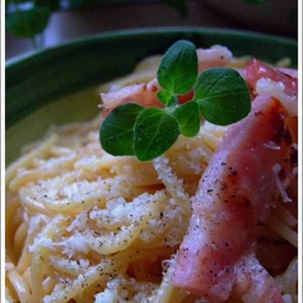 Spaghetti alla carbonara w promieniach wiosennego słońca