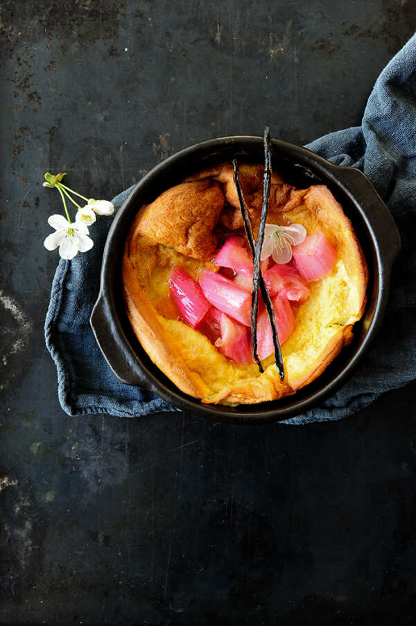 Dutch baby z pieczonym rabarbarem