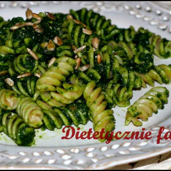 Makaron fusilli z pesto szpinakowym i słonecznikiem