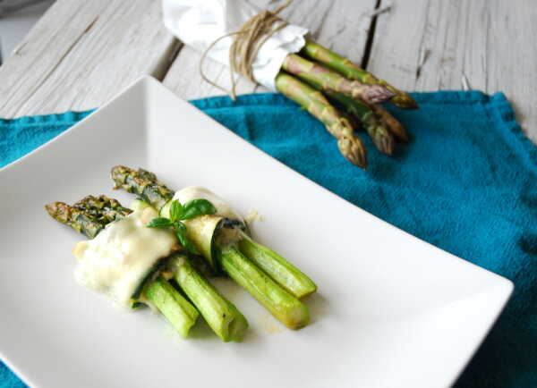 Szparagi zapiekane z serem gorgonzola, cukinią i świeżymi listkami bazylii