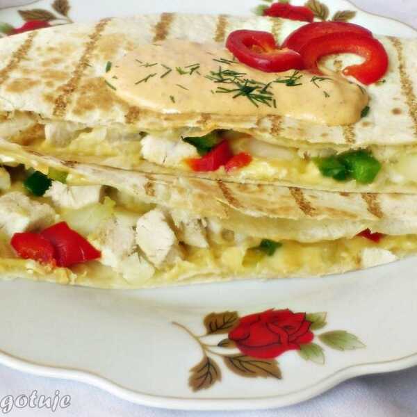 Quesadilla z kurczakiem i papryką