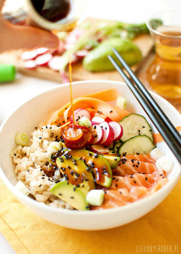 Sushi bowl, czyli wiosenna micha z rybą i ryżem