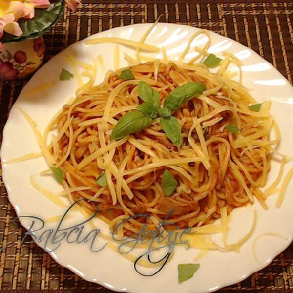Spaghetti z Tuńczykiem w Sosie Pomidorowym