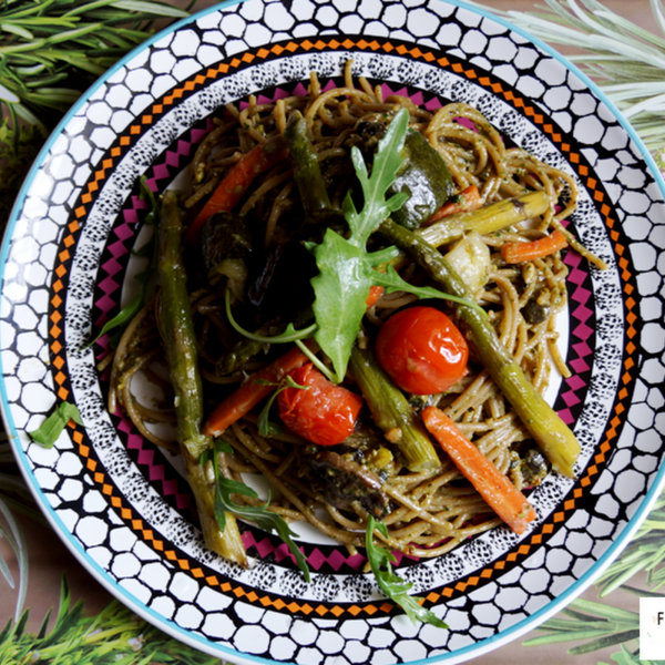 Spaghetti w zielonym sosie z pieczonymi warzywami i olejem rzepakowym 