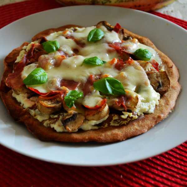 Jednoporcjowe pizze z ricotta, szynka parmenska i mozzarella