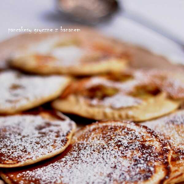 Pancakes bezglutenowe z mąki gryczanej i bananem 