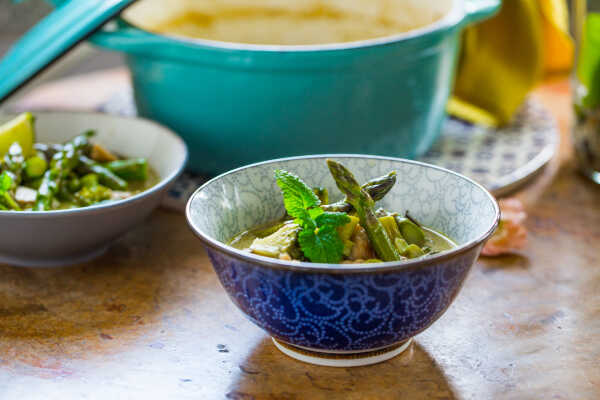 ZIELONE CURRY ZE SZPARAGAMI I ŁOSOSIEM BAŁTYCKIM