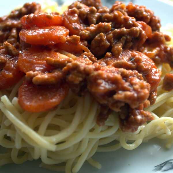 Spaghetti z sos pomidorowym z marchewką