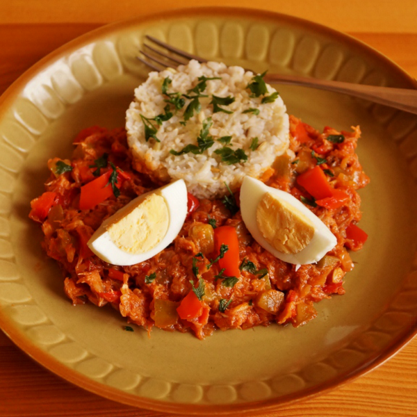 Brązowy ryż z sosem z makreli wędzonej