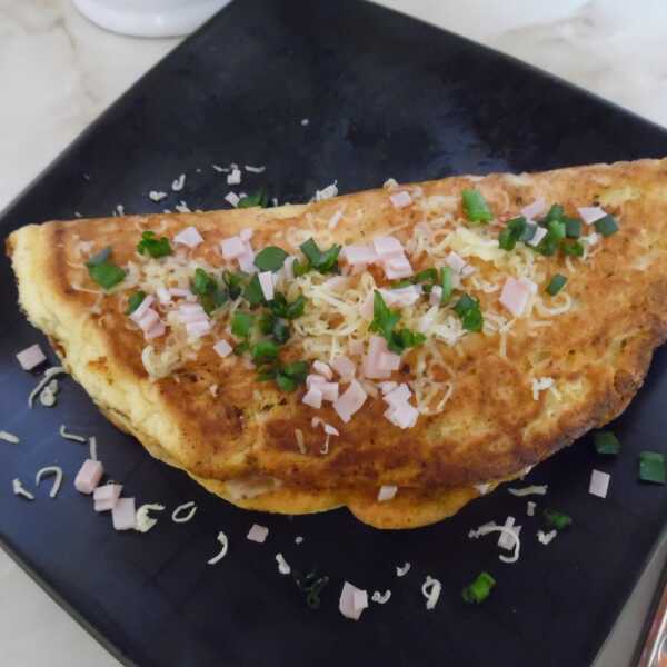 Omlet z serem, szynką i szczypiorkiem