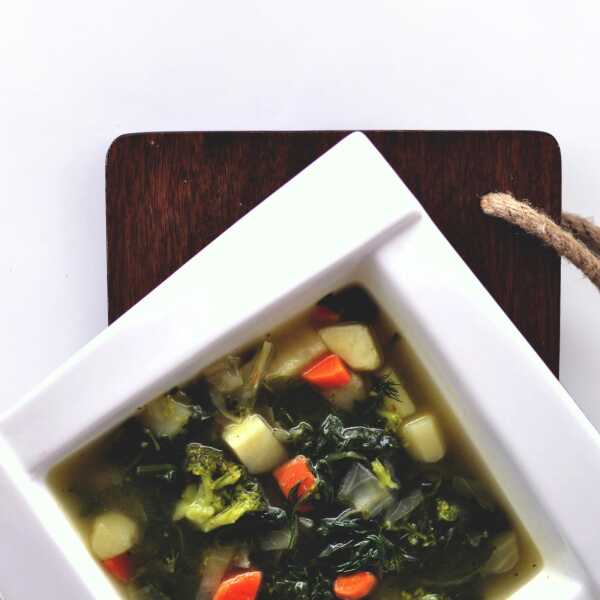 Wegańska zupa ze szpinaku i brokułów.