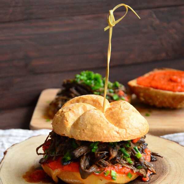 Kanapka z pulled beef, pastą z pieczonej papryki, serem i szczypiorkiem 