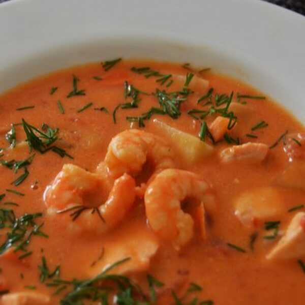 Pomidorowa zupa rybna z łososiem i koperkiem