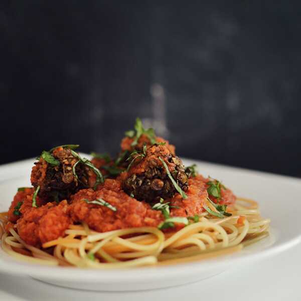 Spaghetti z wegańskimi klopsikami i pysznym sosem pomidorowym