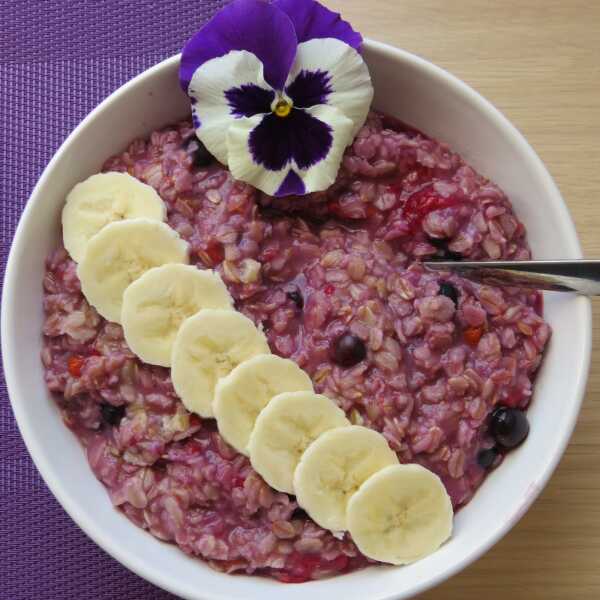 Owsianka z owocami leśnymi i bananem