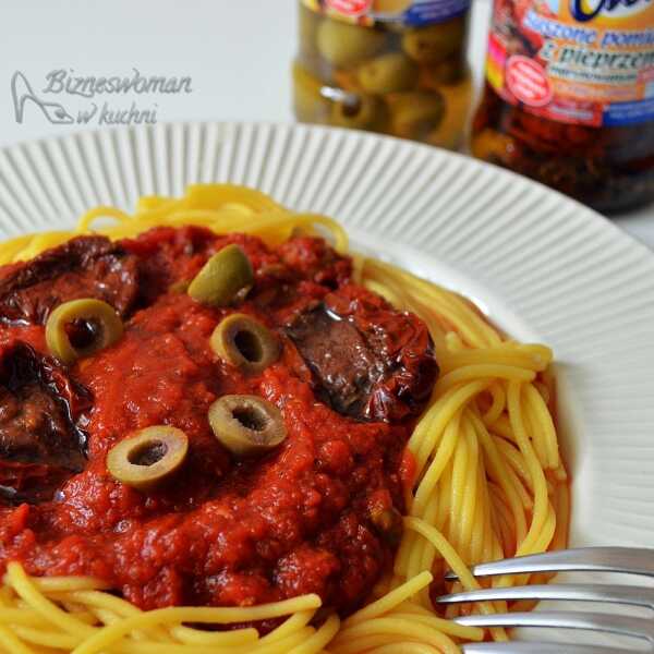 Spaghetti z sosem pomidorowym i oliwkami + konkurs z OLE!