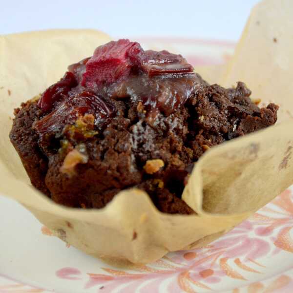 Mocno czekoladowe muffiny z rabarbarem w miodzie i kardamonie