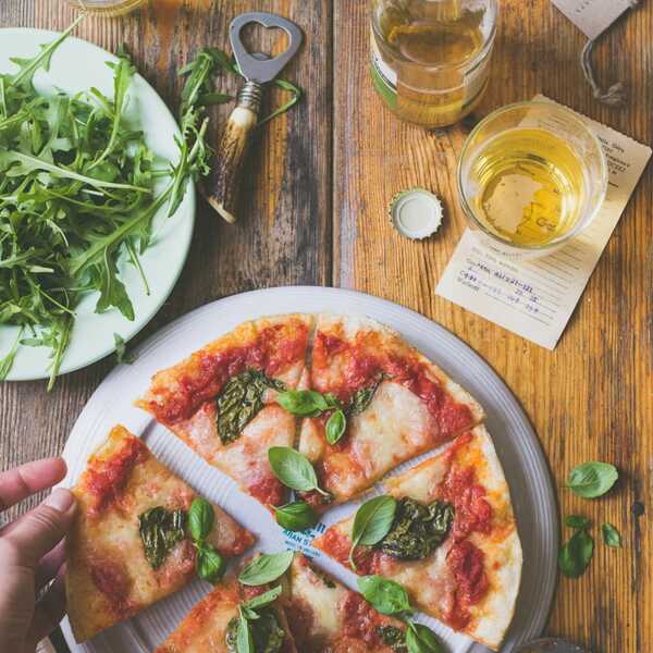 Jak zrobić tradycyjną pizzę Margheritę? (przepis krok po kroku)