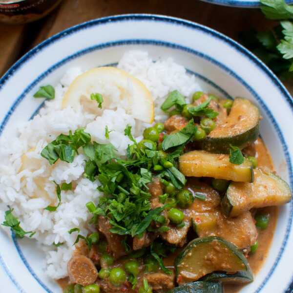 Warzywne curry z masłem z nerkowców i cytrynowym ryżem
