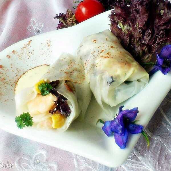 Sajgonki (spring rolls) z krewetkami i sosem serowym 