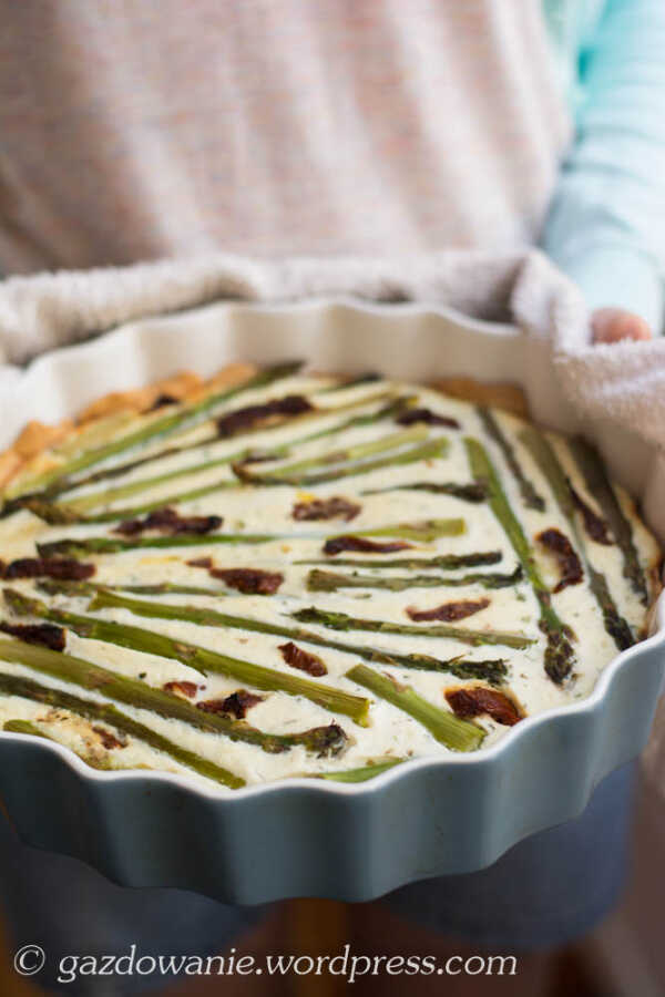 Sezonowo. Tarta ze szparagami, ricottą i suszonymi pomidorami