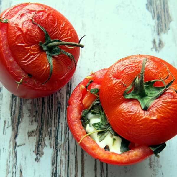 Pomidory faszerowane ziołami i mozzarellą