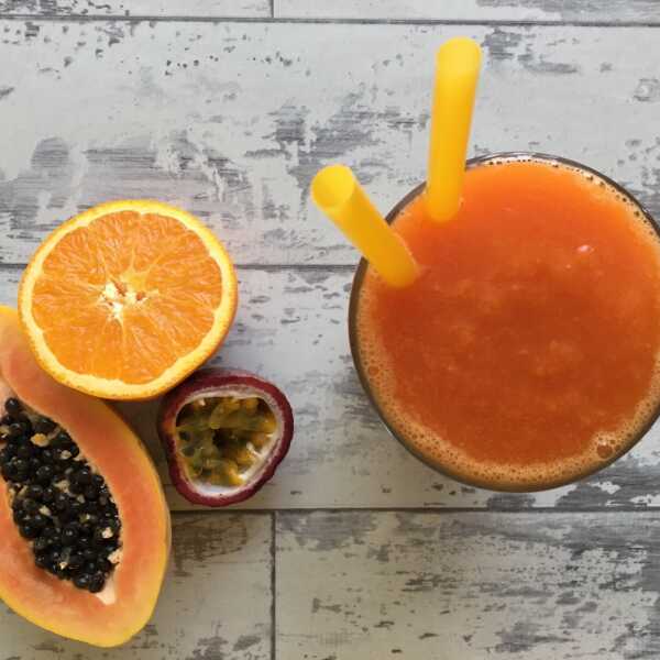 Koktajl z papai, pomarańczy i marakui