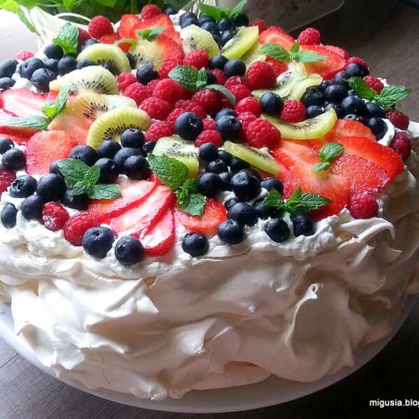 Owocowa Pavlova.