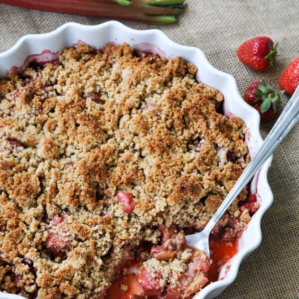 Crumble truskawkowo-rabarbarowe (bezglutenowe, wegańskie)