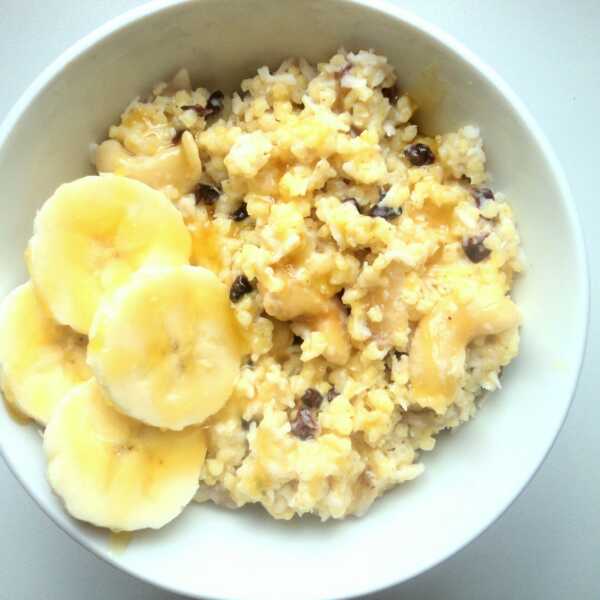 Kokosowa jaglanka z ziarnami kakao, chipsami bananowymi i nerkowcami :) 