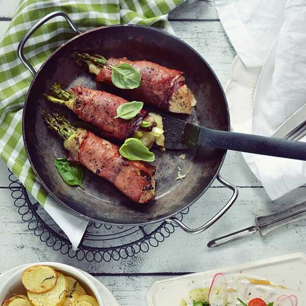 Roladki wieprzowe z zielonymi szparagami, mozzarellą i suszonym pomidorem