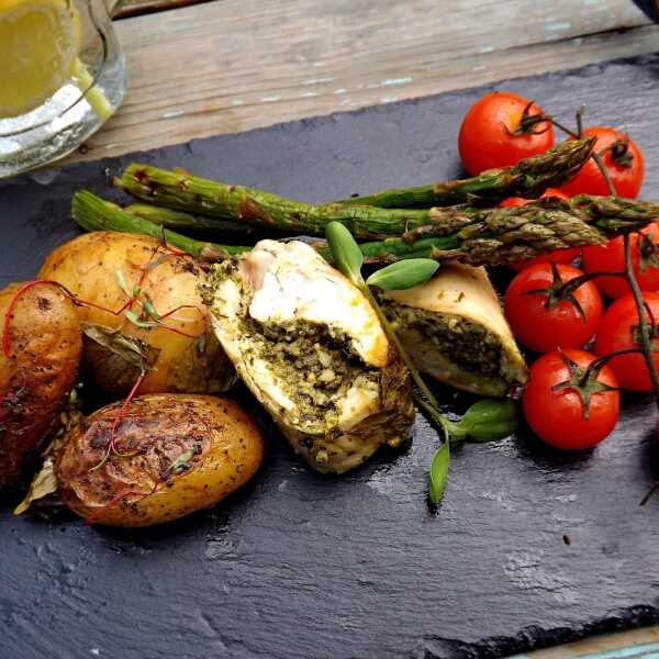 Grillowana rolada z kurczaka z serkiem kremowym, pesto z rukoli i warzywami