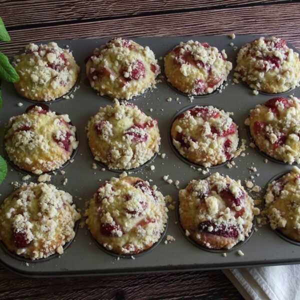 Słodkie środy - Muffiny kokosowe z rabarbarem i truskawkami 