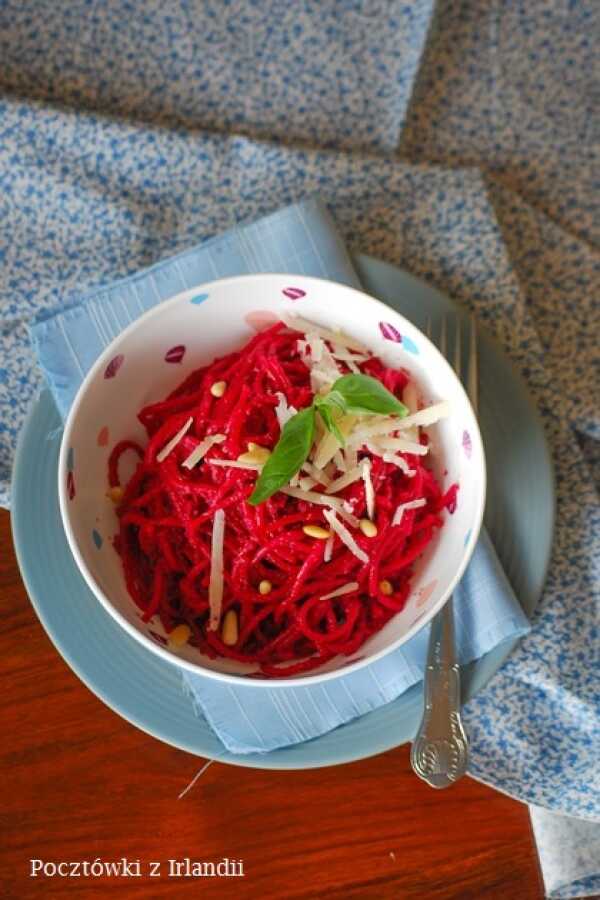 Różowe spaghetti z pesto z pieczonych buraków