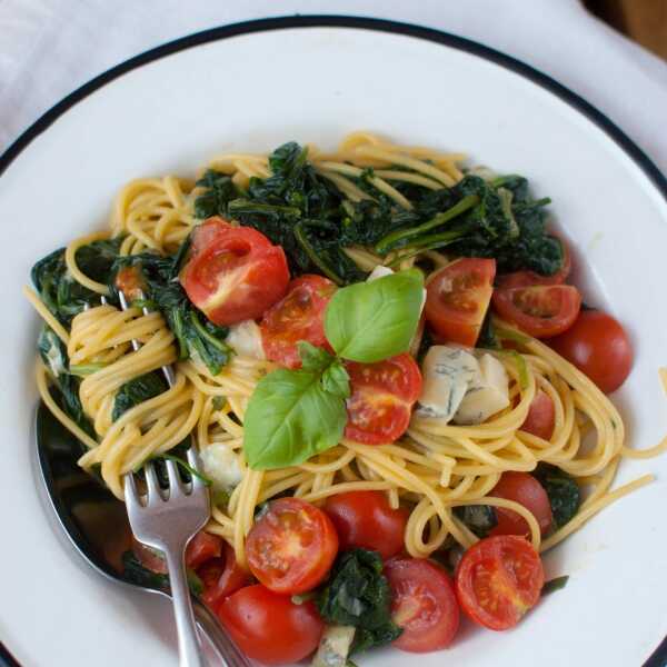 Spaghetti ze szpinakiem, pomidorkami i serem pleśniowym