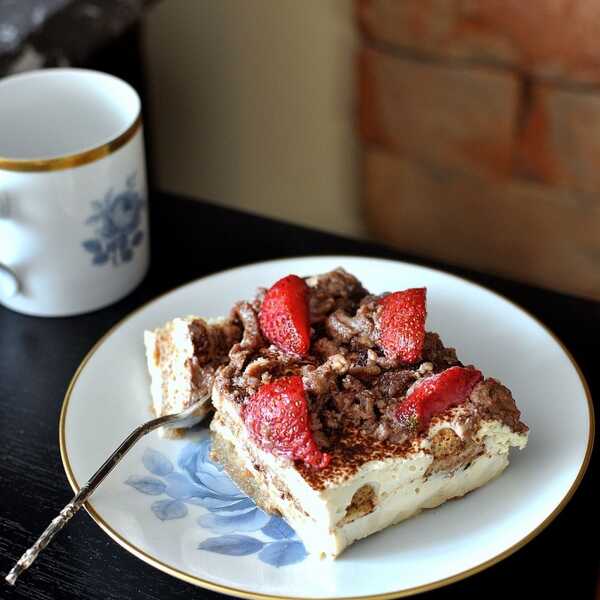 Tiramisu z tofu i mleczka kokosowego, posypane chałwą i truskawkami