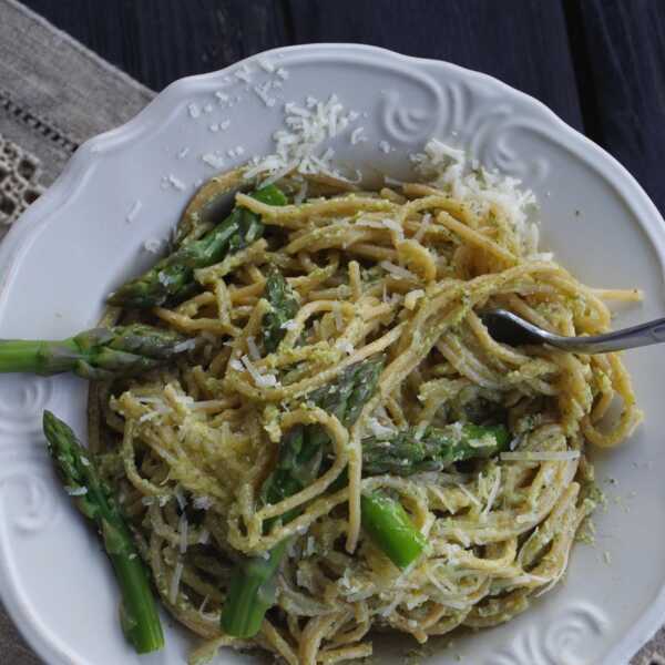Spaghetti ze szparagowo-miętowym pesto