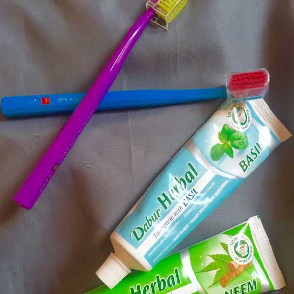Kosmetyczni ulubieńcy - Bezfluorowa pasta Dabur Herbal i super miękka szczoteczka do zębów Curaprox