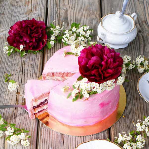 Tort różano-migdałowy