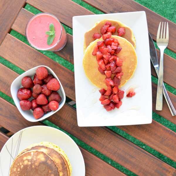 Sprawdzony przepis na pancakes z truskawkami i miodem