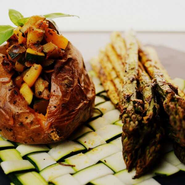 Pieczone bataty nadziewane warzywami podane z grillowanymi szparagami